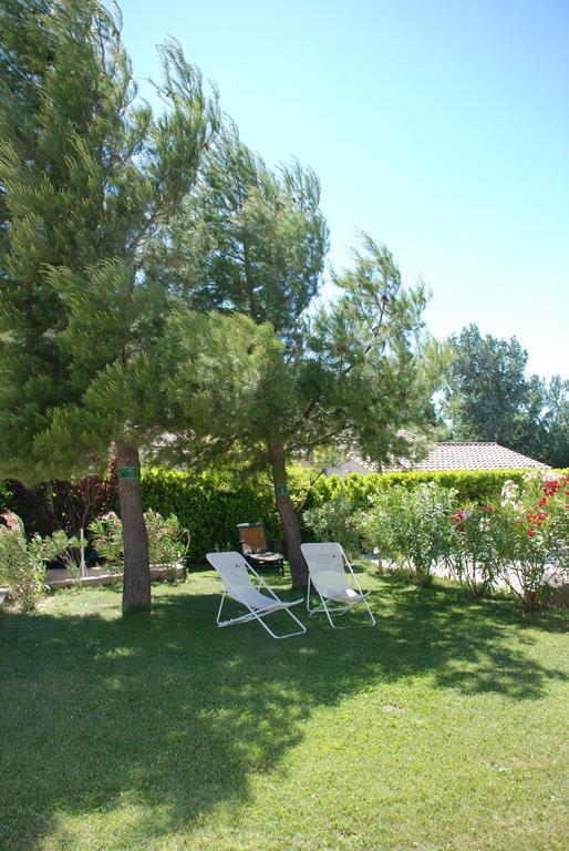 Au Bon Penequet Bed & Breakfast Pujaut Exterior photo